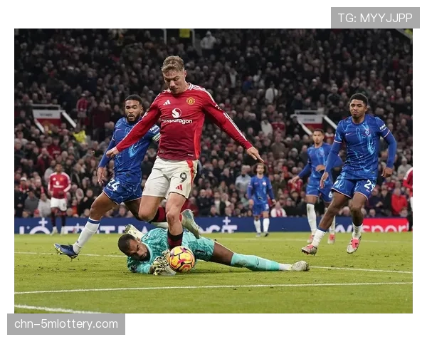 现场聚焦:梦剧场,B费主罚任意球击中横梁,全场一片叹息 现场聚焦:梦剧场,B费主罚任意球击中横梁,全场一片叹息