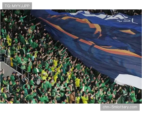 特写瞬间：莱奥在看台为队友鼓掌，小球迷举牌“早日归来”